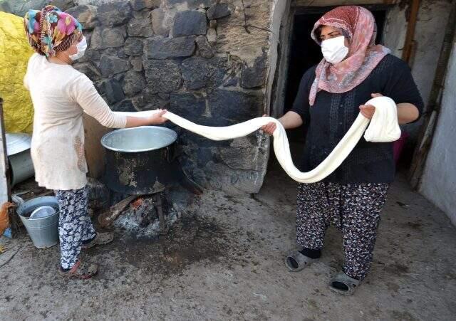 Asırlık lezzet çeçil peyniri için kazanlar imece usulü yakılıyor Asırlık lezzet çeçil peyniri için kazanlar imece usulü yakılıyor