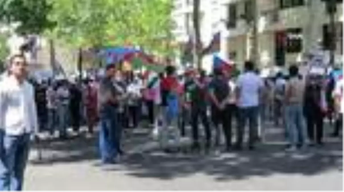 Azerbaycanlılardan Ermenistan'ın Paris Büyükelçiliği önünde protesto