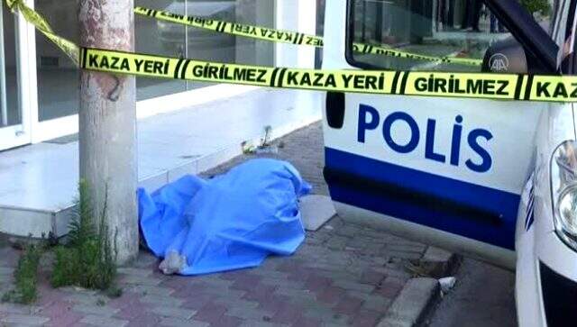 Başını kaldırıma çarpan talihsiz vatandaş, kaldırım üzerinde can verdi