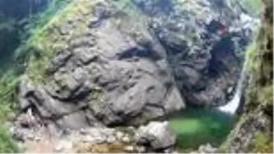 Bursalılar Uludağ'ın eteklerindeki doğal havuzlarda serinliyor Bursalılar Uludağ'ın eteklerindeki doğal havuzlarda serinliyor
