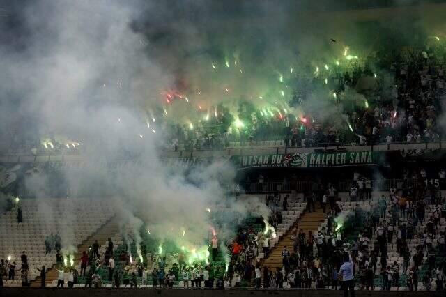 Bursaspor, sosyal mesafe kurallarına uyan 3 bin taraftarına karşı antrenman yaptı Bursaspor, sosyal mesafe kurallarına uyan 3 bin taraftarına karşı antrenman yaptı