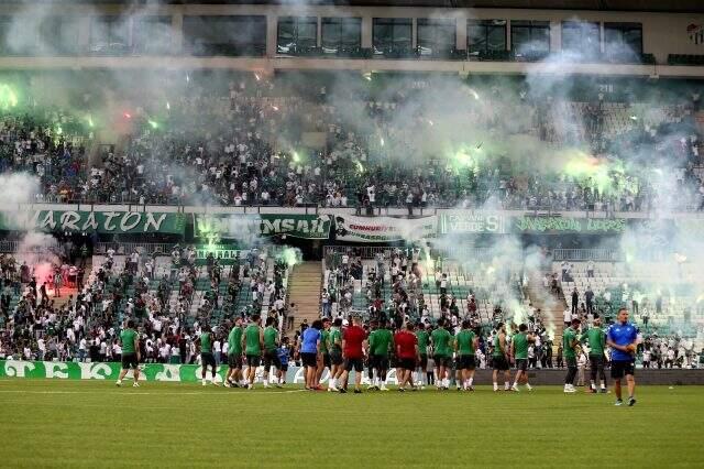 Bursaspor, sosyal mesafe kurallarına uyan 3 bin taraftarına karşı antrenman yaptı Bursaspor, sosyal mesafe kurallarına uyan 3 bin taraftarına karşı antrenman yaptı
