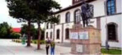 Erzurum Kongresi'nin yıl dönümünde Atatürk'e okunan şiiri marş olarak besteledi Erzurum Kongresi'nin yıl dönümünde Atatürk'e okunan şiiri marş olarak besteledi