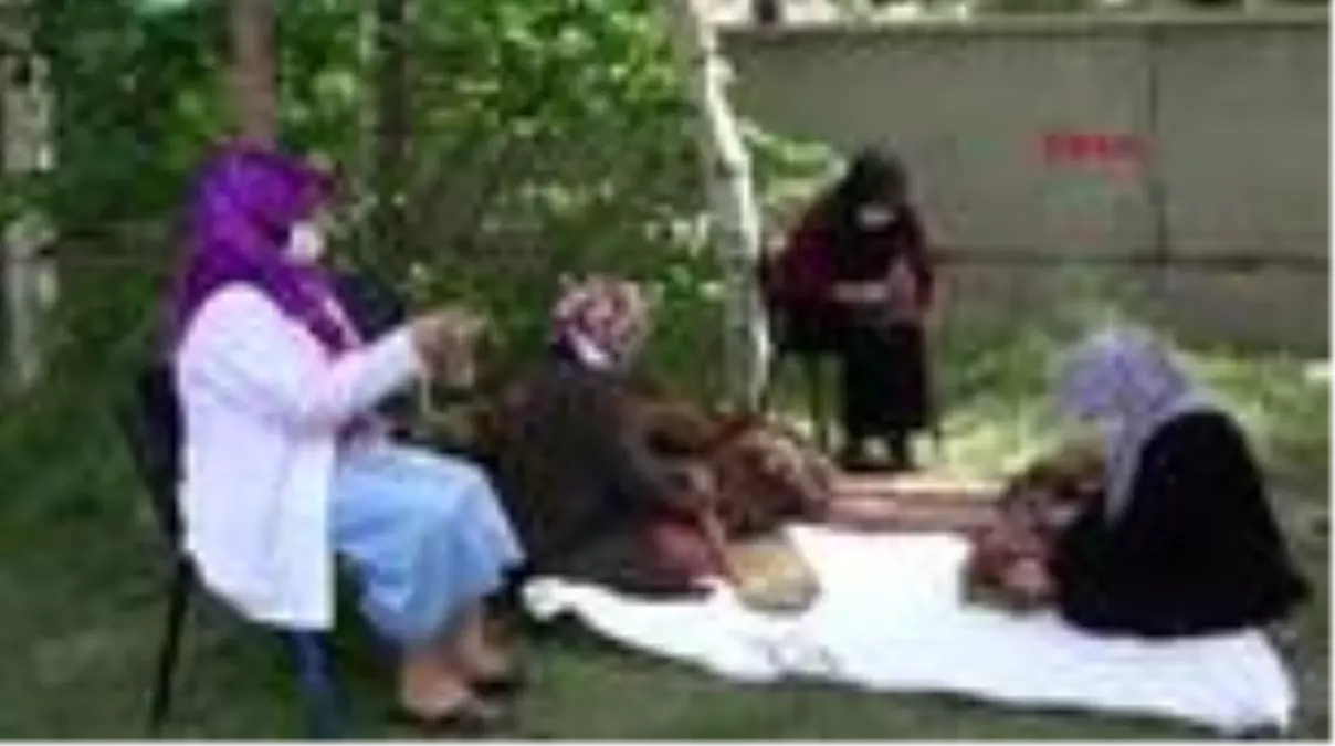 ERZURUM'UN COĞRAFİ İŞARET BELGELİ YÖRESEL YÜN DOKUMA KUMAŞI EHRAMDAN MASKE ÜRETİLDİ