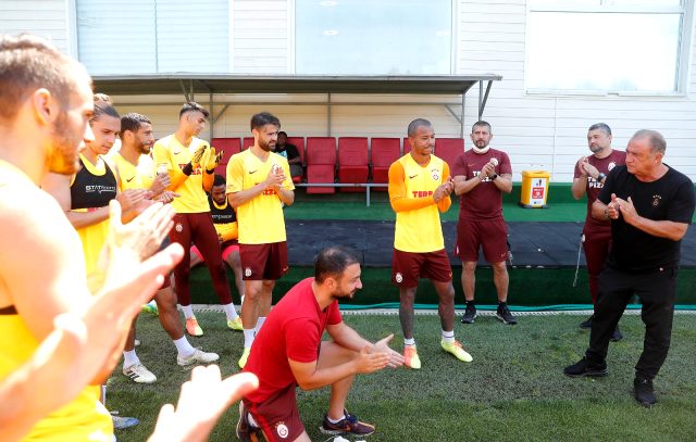 Galatasaray'da sözleşmesi sona eren Mariano, takım arkadaşları ve teknik ekiple vedalaştı