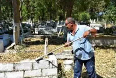İncirliova'da mezarlıklar bayrama hazırlanıyor İncirliova'da mezarlıklar bayrama hazırlanıyor
