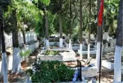 İncirliova'da mezarlıklar bayrama hazırlanıyor İncirliova'da mezarlıklar bayrama hazırlanıyor