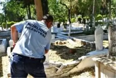 İncirliova'da mezarlıklar bayrama hazırlanıyor İncirliova'da mezarlıklar bayrama hazırlanıyor