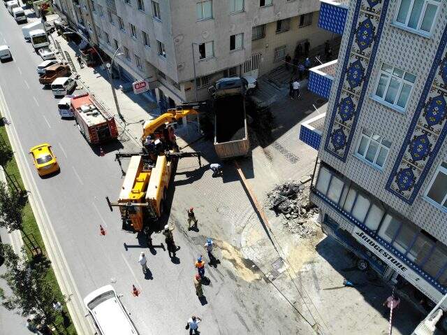 İstanbul'da hafriyat kamyonu 3 aracı altına alıp duvara çarptıktan sonra durabildi