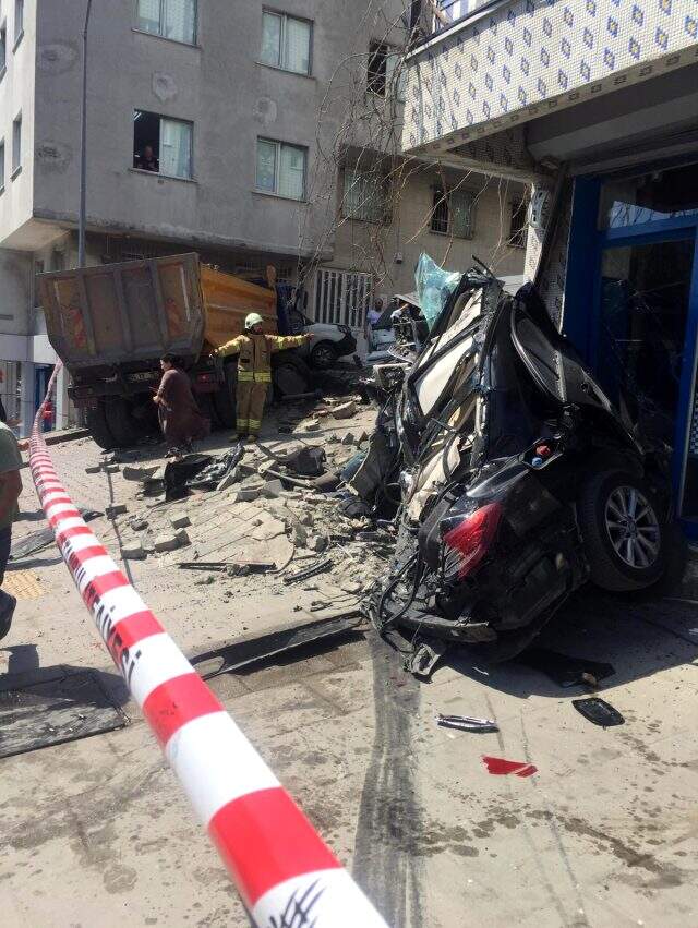 İstanbul'da hafriyat kamyonu 3 aracı altına alıp duvara çarptıktan sonra durabildi