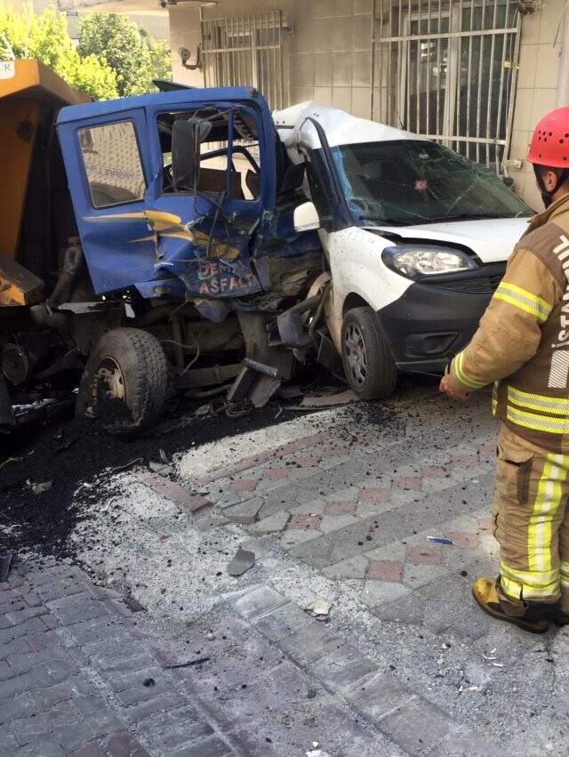 İstanbul'da hafriyat kamyonu 3 aracı altına alıp duvara çarptıktan sonra durabildi