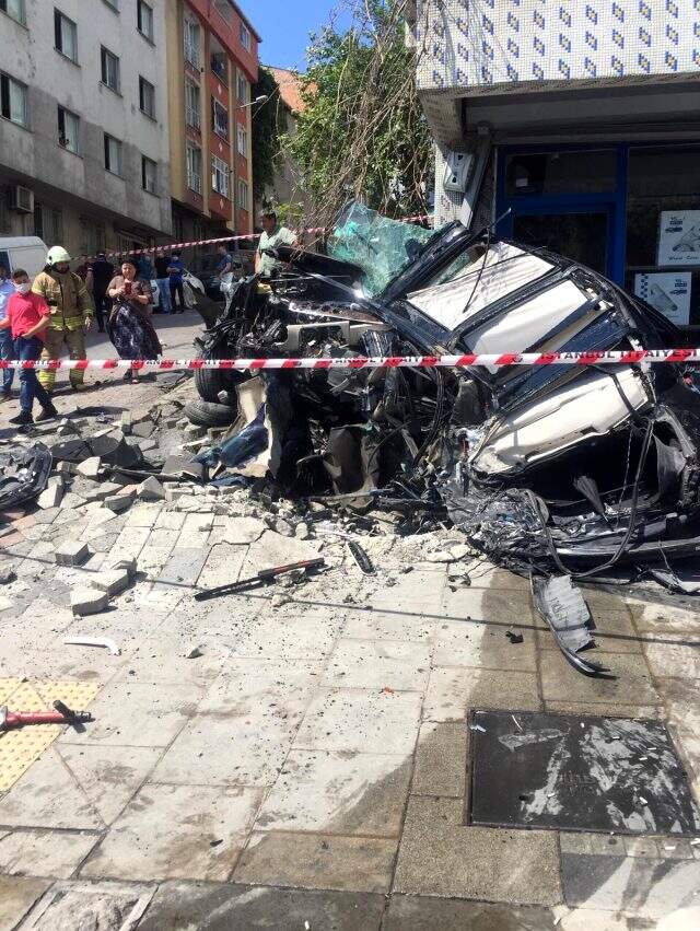 İstanbul'da hafriyat kamyonu 3 aracı altına alıp duvara çarptıktan sonra durabildi