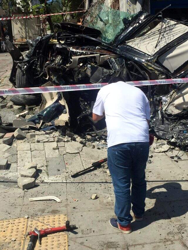 İstanbul'da hafriyat kamyonu 3 aracı altına alıp duvara çarptıktan sonra durabildi