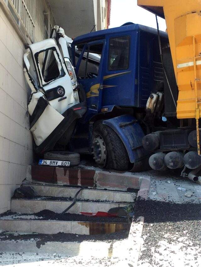 İstanbul'da hafriyat kamyonu 3 aracı altına alıp duvara çarptıktan sonra durabildi