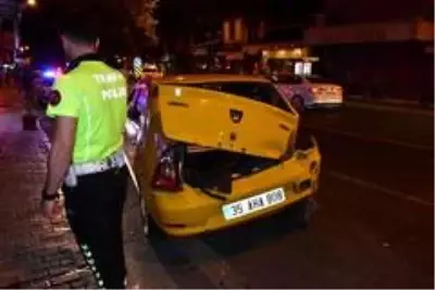 İzmir'de trafik kazası: 1'i polis 2 yaralı İzmir'de trafik kazası: 1'i polis 2 yaralı