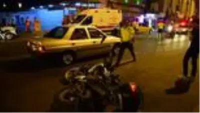 İZMİR Otomobil ile çarpışan motosikletteki 1'i polis 2 kişi yaralandı İZMİR Otomobil ile çarpışan motosikletteki 1'i polis 2 kişi yaralandı