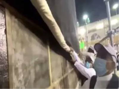 Kabe örtüsü yukarı kaldırıldı Kabe örtüsü yukarı kaldırıldı