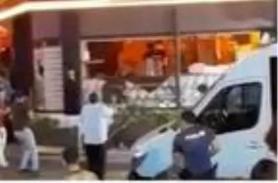 10 yaşındaki çocuğu istismar ettiği öne sürülen şüpheli, linç girişimi sırasında kaçtı 10 yaşındaki çocuğu istismar ettiği öne sürülen şüpheli, linç girişimi sırasında kaçtı