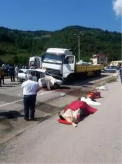 Kastamonu'da tır ile otomobilin çarpışması sonucu 3 kişi hayatını kaybetti Kastamonu'da tır ile otomobilin çarpışması sonucu 3 kişi hayatını kaybetti