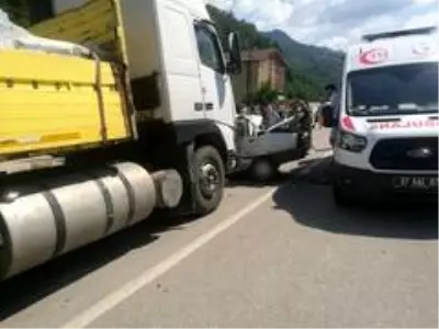 Kastamonu'da tır ile otomobilin çarpışması sonucu 3 kişi hayatını kaybetti Kastamonu'da tır ile otomobilin çarpışması sonucu 3 kişi hayatını kaybetti