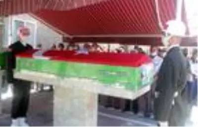 Kazada hayatını kaybeden Kıbrıs gazisi ve eşi toprağa verildi Kazada hayatını kaybeden Kıbrıs gazisi ve eşi toprağa verildi