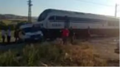 Kırıkkale'de akaryakıt yüklü tren minibüse çarptı Kırıkkale'de akaryakıt yüklü tren minibüse çarptı