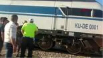 Kırıkkale'de akaryakıt yüklü tren minibüse çarptı Kırıkkale'de akaryakıt yüklü tren minibüse çarptı