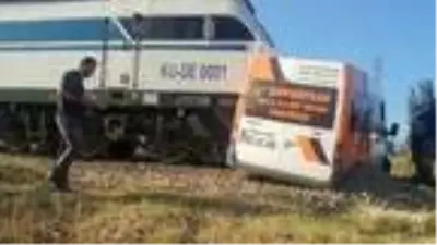 Kırıkkale'de akaryakıt yüklü tren minibüse çarptı Kırıkkale'de akaryakıt yüklü tren minibüse çarptı