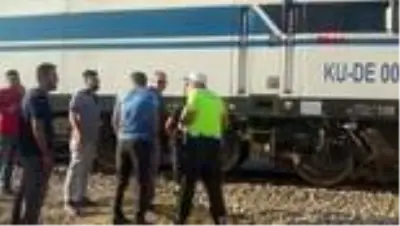 Kırıkkale'de akaryakıt yüklü tren minibüse çarptı Kırıkkale'de akaryakıt yüklü tren minibüse çarptı