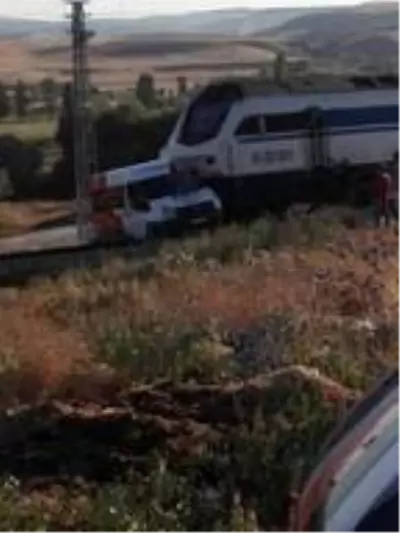 Kırıkkale'de akaryakıt yüklü tren minibüse çarptı Kırıkkale'de akaryakıt yüklü tren minibüse çarptı