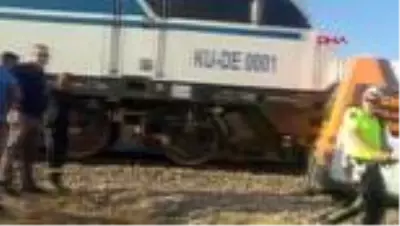 Kırıkkale'de akaryakıt yüklü tren minibüse çarptı Kırıkkale'de akaryakıt yüklü tren minibüse çarptı