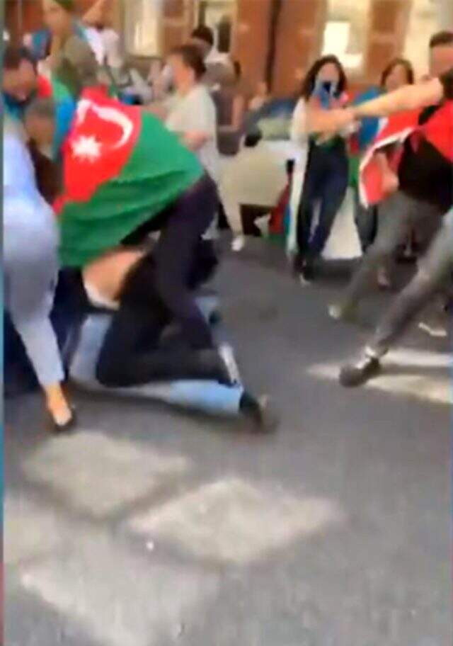 Los Angeles'ta Ermeniler Azerbaycanlı göstericilere saldırdı