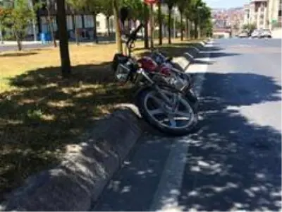 Motosiklet sürücüsü yayaya çarptı Motosiklet sürücüsü yayaya çarptı