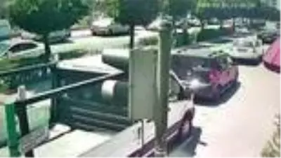 Otomobil çiçekçi dükkanına böyle daldı Otomobil çiçekçi dükkanına böyle daldı