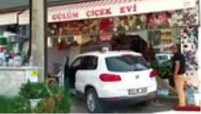 Otomobil çiçekçi dükkanına böyle daldı Otomobil çiçekçi dükkanına böyle daldı