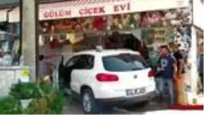 Otomobil çiçekçi dükkanına böyle daldı Otomobil çiçekçi dükkanına böyle daldı