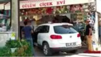 Otomobil çiçekçi dükkanına böyle daldı Otomobil çiçekçi dükkanına böyle daldı