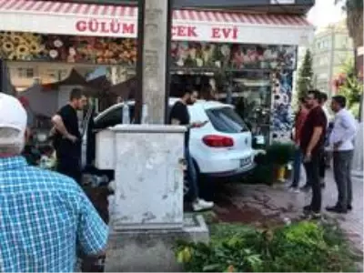 Otomobil çiçekçi dükkanına daldı Otomobil çiçekçi dükkanına daldı