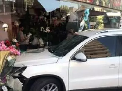 Otomobil çiçekçi dükkanına daldı Otomobil çiçekçi dükkanına daldı
