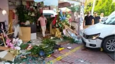 Otomobil çiçekçi dükkanına daldı Otomobil çiçekçi dükkanına daldı