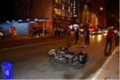 Otomobil ile çarpışan motosikletteki 1'i polis 2 kişi yaralandı Otomobil ile çarpışan motosikletteki 1'i polis 2 kişi yaralandı