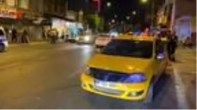 Otomobil ile çarpışan motosikletteki 1'i polis 2 kişi yaralandı Otomobil ile çarpışan motosikletteki 1'i polis 2 kişi yaralandı