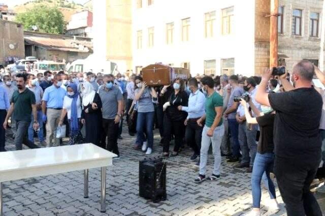 Pınar Gültekin'in cenazesini kadınların omuzlaması dikkat çekti Pınar Gültekin'in cenazesini kadınların omuzlaması dikkat çekti