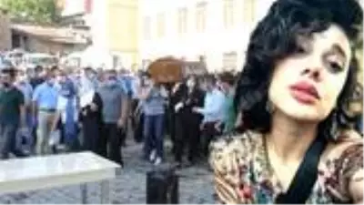 Pınar Gültekin'in cenazesini kadınların omuzlaması dikkat çekti Pınar Gültekin'in cenazesini kadınların omuzlaması dikkat çekti