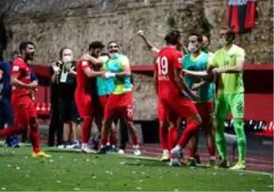 TFF 1. Lig Play-Off Yarı Final: Karagümrük: 1 Akhisarspor: 1 (İlk yarı) TFF 1. Lig Play-Off Yarı Final: Karagümrük: 1 Akhisarspor: 1 (İlk yarı)