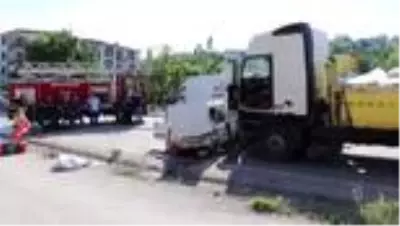 Tır ile otomobil çarpıştı: 3 ölü Tır ile otomobil çarpıştı: 3 ölü