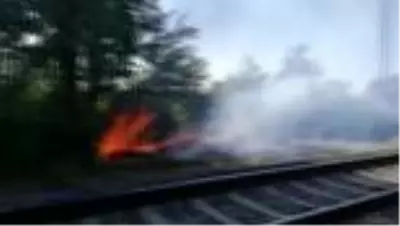 Tren yolunda çıkan yangın söndürüldü Tren yolunda çıkan yangın söndürüldü