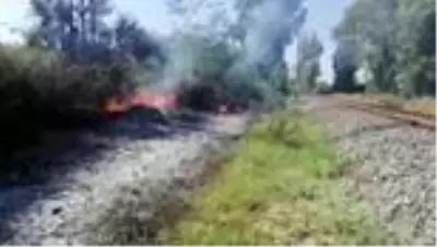 Tren yolunda çıkan yangın söndürüldü Tren yolunda çıkan yangın söndürüldü