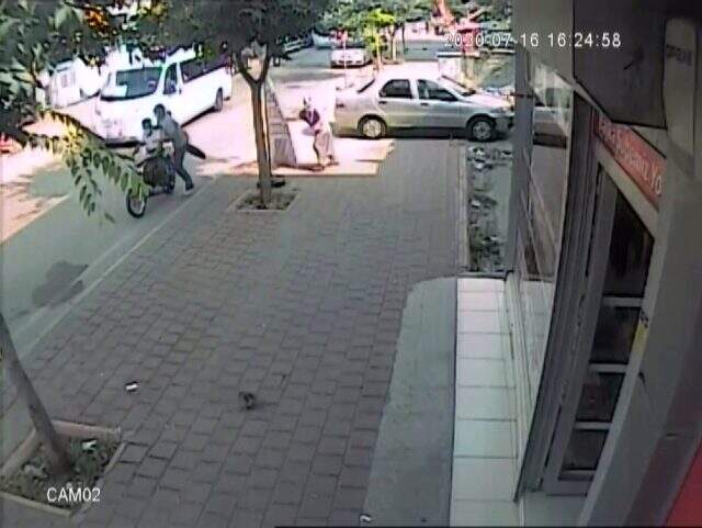 Yaşlı kadın, oğlunun düğün parasını kapkaççılara kaptırdı! Olay güvenlik kameralarına yansıdı