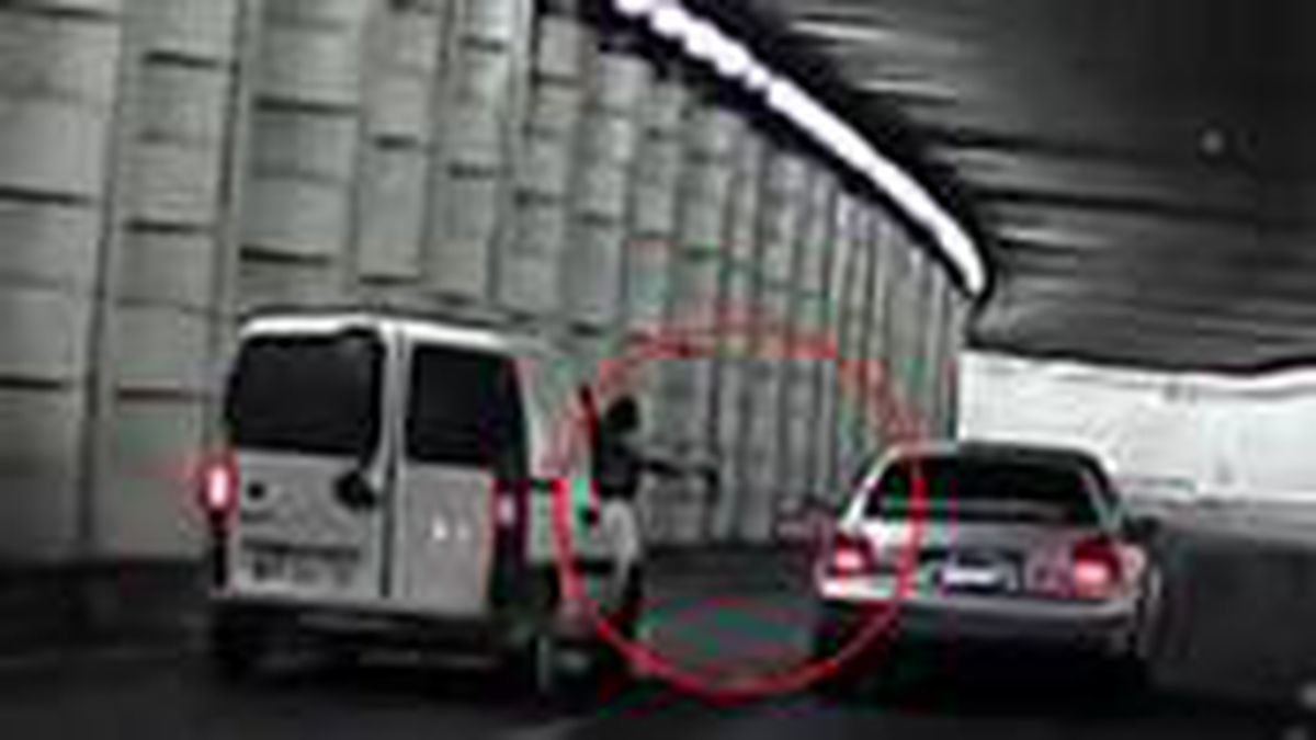 Akan trafikte diğer araçlarla çakmak alışverişi yapma ve şişe tokuşturma anları kamerada